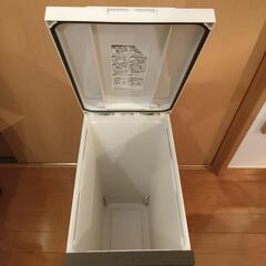ゴミ箱 30L 密閉 プッシュ ホワイトの画像