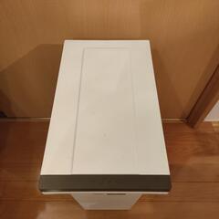 ゴミ箱 30L 密閉 プッシュ ホワイトの画像