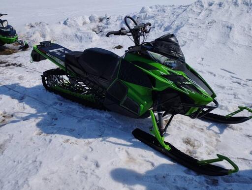 スノーモービル　arctic  cat  m8000
