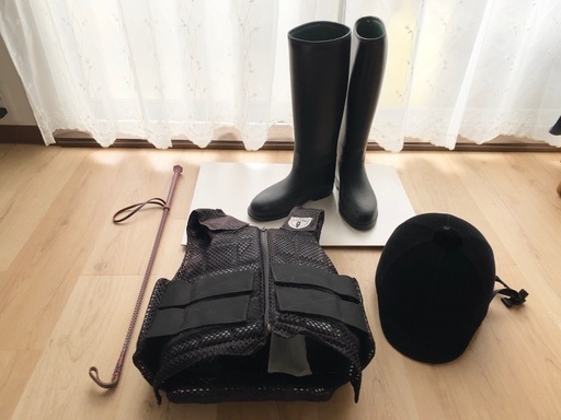 ☆乗馬用品　4点セット　プロテクター　ブーツ　ヘルメット　鞭　おまけ:お馬さんお手入れグッズ☆