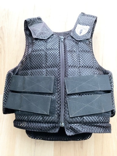 ☆乗馬用品　4点セット　プロテクター　ブーツ　ヘルメット　鞭　おまけ:お馬さんお手入れグッズ☆