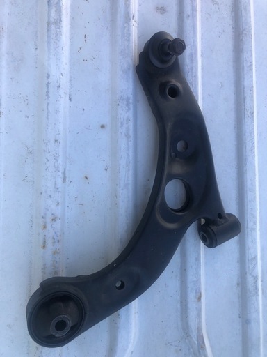 ダイハツのタント用ロアーアーム  左