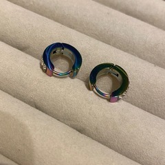 Spikes✨レインボーカラーフープピアス✨バケットカットストーン付き✨の画像
