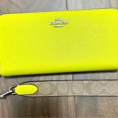 【美品】coach コーチ長財布　財布　ＣＫ４２７　ストラップ シグネチャー　キャンバス　レディース ウォレット 新作 大容量 ラウンドファスナー　キーライムマルチ　黄緑色 記念日 ギフト　贈り物の画像