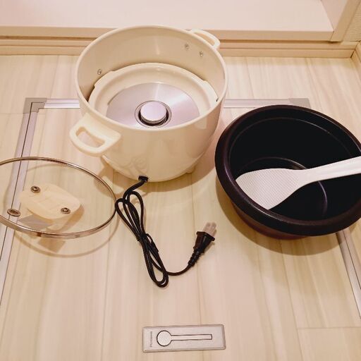 【数回使用】保証1年あり炊飯器3合しゃもじ計量カップ付きキャンプに一人暮らし炊飯器会社3合炊き保温箱と説明書あり