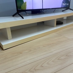 白い木製大型のテレビボード
