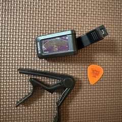 ギター弦、チューナー、カポ、スマホ立て、その他の画像