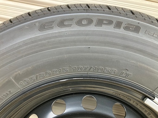ハイエース8型　タイヤホイール新車外し
