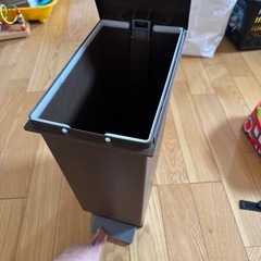 足で踏んで開閉ゴミ箱の画像