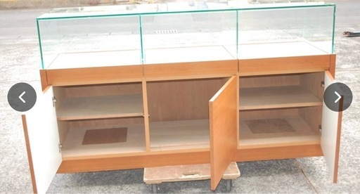 002 ?
中古品　オーダーメイドのオリジナル3ドアショーケース