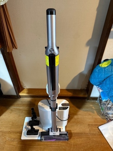 SHARK コードレス掃除機　ゴミ収集機能付き