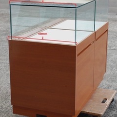 002🟪 中古品　
オーダーメイドのオリジナル2ドアショーケースの画像