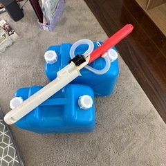 灯油ポリタンク2つ、自動ポンプ