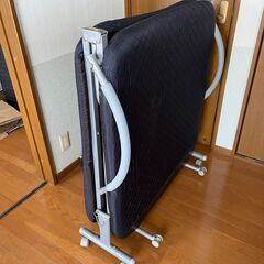 古い折り畳み式パイプベッドの画像