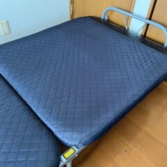 古い折り畳み式パイプベッドの画像