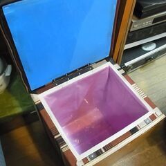 セール中につき、通常特価2,178円より半額の1,089円!　昭和レトロ　スツール　角型　鏡台椅子　ドレッサーチェア　収納付き　椅子　レトロポップの画像