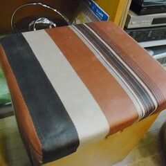 セール中につき、通常特価2,178円より半額の1,089円!　昭和レトロ　スツール　角型　鏡台椅子　ドレッサーチェア　収納付き　椅子　レトロポップの画像