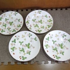 ① WEDGWOOD WILD STRAWBERRY ボーンチャイナ カップ＆ソーサー 2客 小皿2枚 計6点セット 金彩 洋食器 ウエッジウッド 札幌市 新道東店の画像