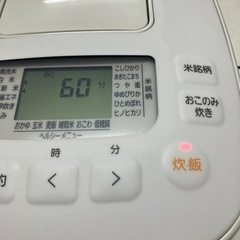 I2503-460 アイリスオーヤマ マイコンジャー炊飯器 RC-ME30-W 2021年製 通電確認済み 3合炊き キズ汚れ有りの画像