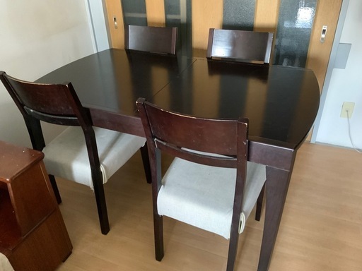 伸ばせるテーブルと椅子4台