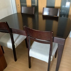 伸ばせるテーブルと椅子4台