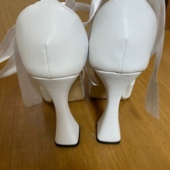 白パンプスの画像