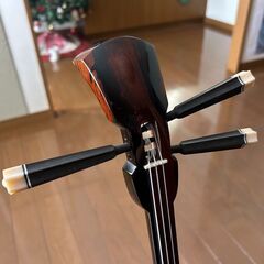 沖縄　三線　カミゲン　ウズラ模様　黒木　真壁型　本皮一枚張り　スンチ塗り　伝統工芸士製作の画像