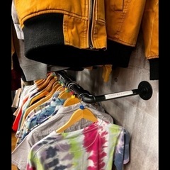木製棚1点とパイプハンガー3点の画像