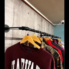木製棚1点とパイプハンガー3点の画像