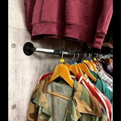 木製棚1点とパイプハンガー3点の画像