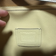 COACHホワイトレザーショルダーバックの画像