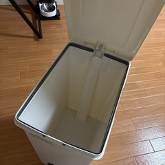 ゴミ箱　幅28cm 奥行42cm 高さ58cmの画像