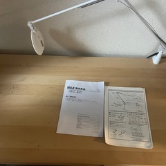 学習机と照明器具
