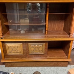 レトロな食器棚の画像