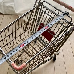 赤ちゃんサイズ買い物カートインテリア　置物　の画像