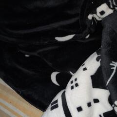 こたつ布団　黒地に白のネコ柄の画像