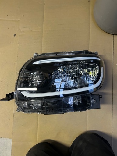 タントLA650ヘッドライト