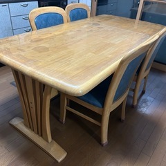 【近場限定で配送可能】ダイニングテーブルと椅子4脚のセットの画像