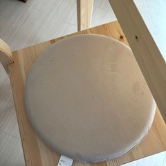 テーブルと椅子とクッションの3点セットの画像
