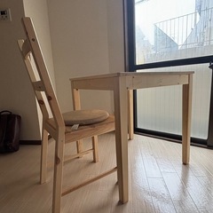 テーブルと椅子とクッションの3点セットの画像