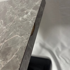 大理石調テーブルの画像