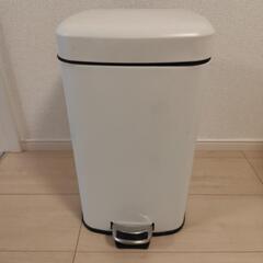 ペダル式のゴミ箱