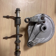スーパーガブのリヤブレーキパネルとシャフト