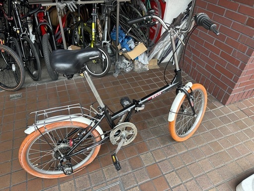 20インチ　外装6段変速付き折り畳み自転車　カラータイヤ　キャリア付き　ブラック