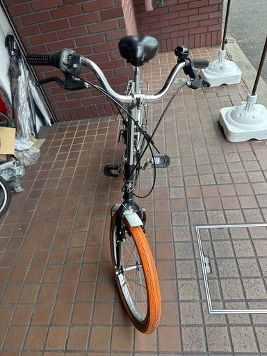 20インチ　外装6段変速付き折り畳み自転車　カラータイヤ　キャリア付き　ブラック