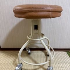 キャスター付きスツール