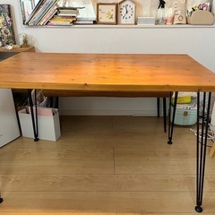 ダイニングテーブルと長椅子