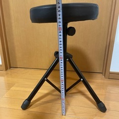 三脚型のスツールの画像