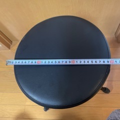 三脚型のスツールの画像