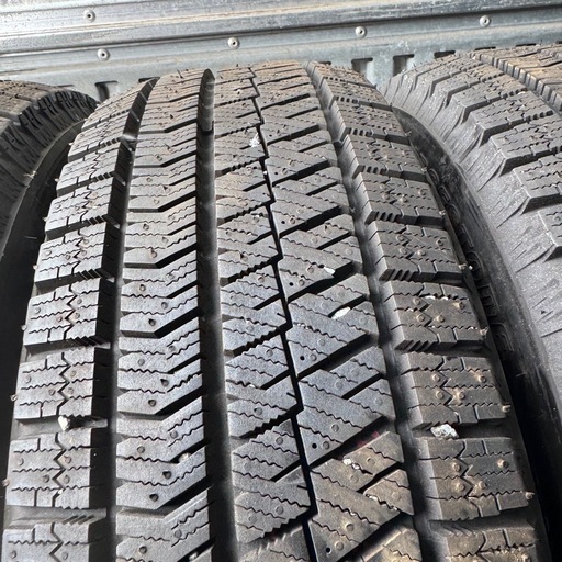 極上タイヤ　イボ付き　BRIDGESTONE ブリヂストン　ブリジストン　VRX2 195/65R15 スタッドレス　タイヤ　2022年製　15インチ